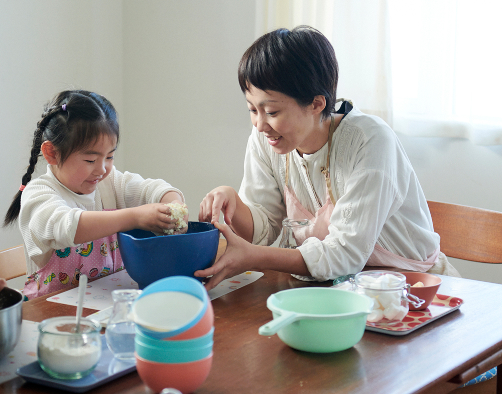 親子で楽しみながら料理をしている様子