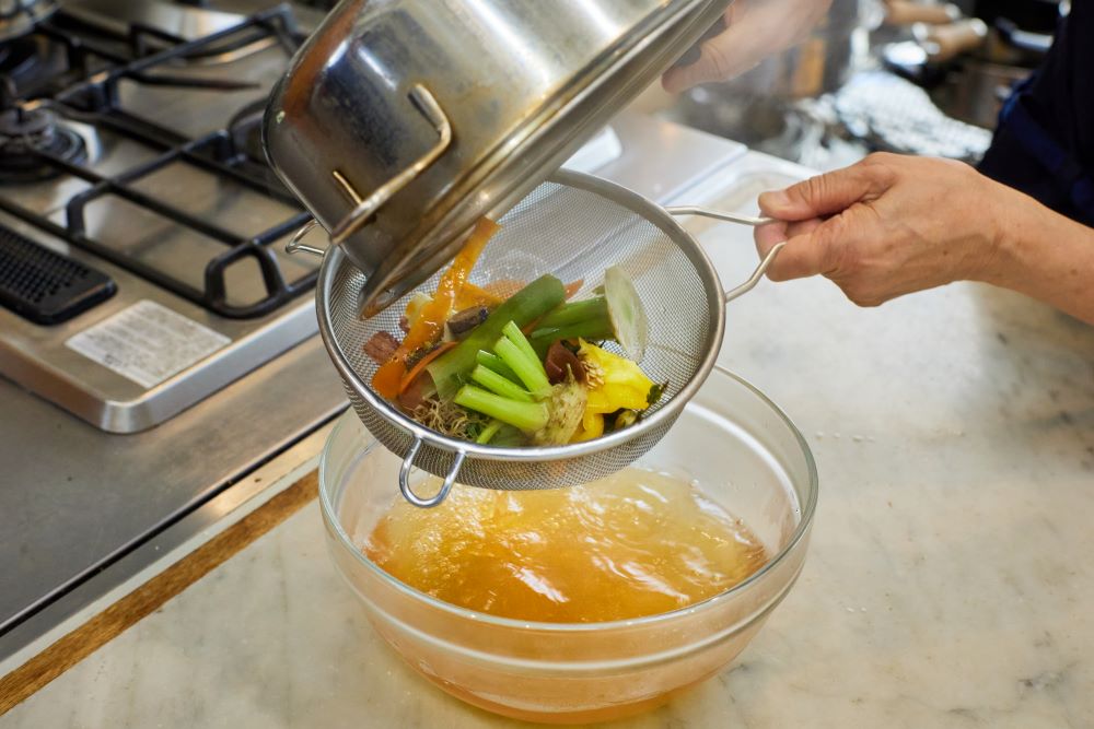 野菜のだしをとる様子