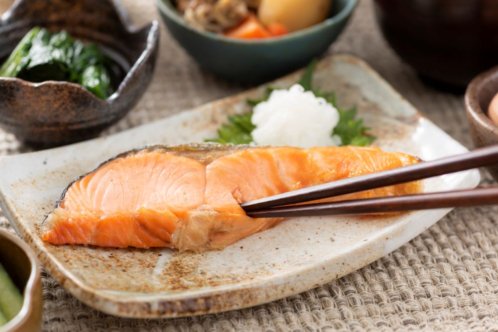 食卓に並んでいる鮭