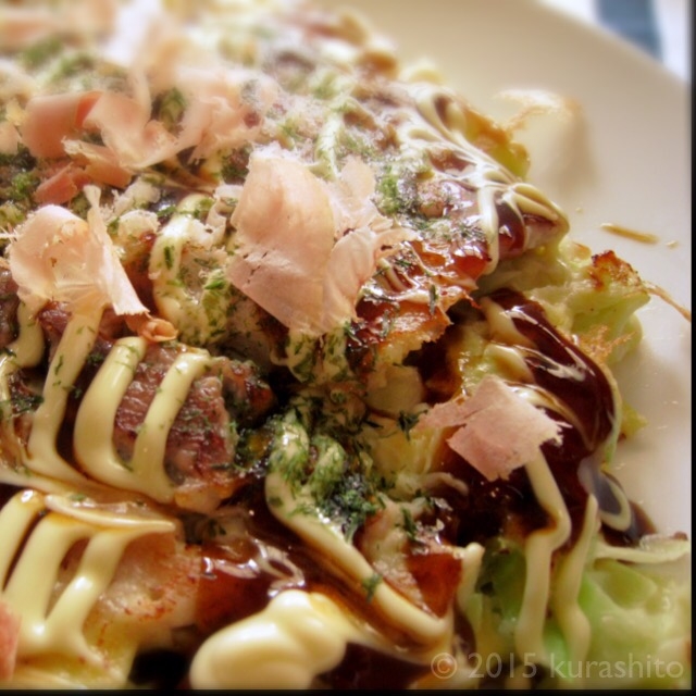 削りたてのかつおぶしでお好み焼き