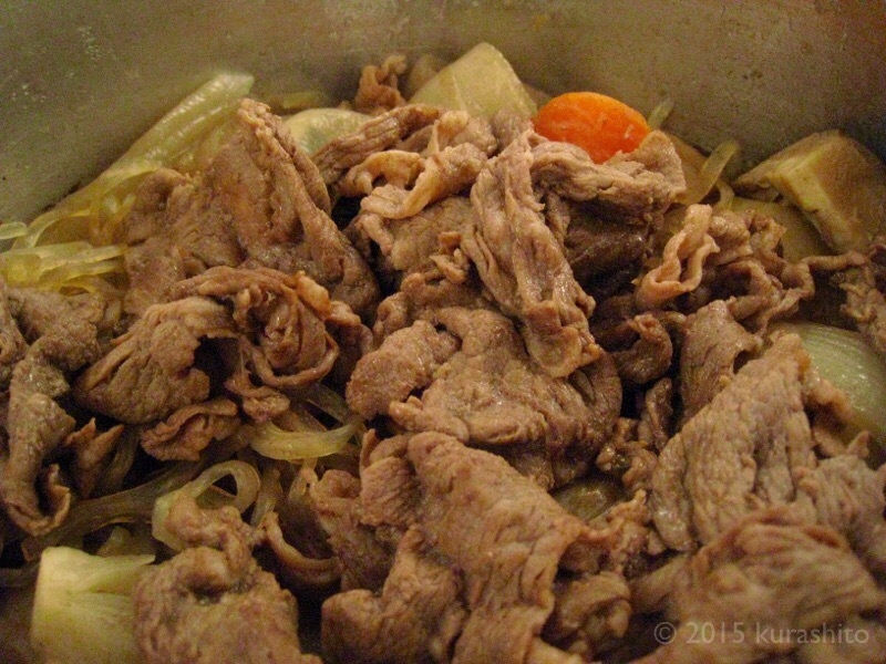 今夜はほっこり、肉じゃがをあたためる。