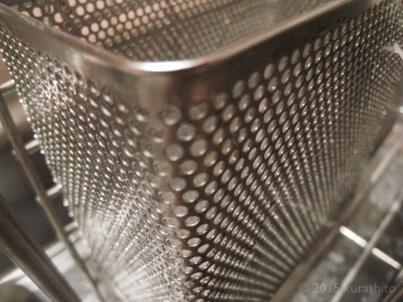 粉末の酸素系漂白剤でキッチンのステンレス、ピカピカ。