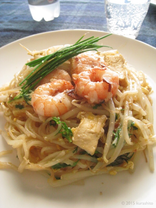 庭のパクチーとニラで、パッタイ風エスニック焼きそば 庭のパクチーとニラで、パッタイ風エスニック焼きそば