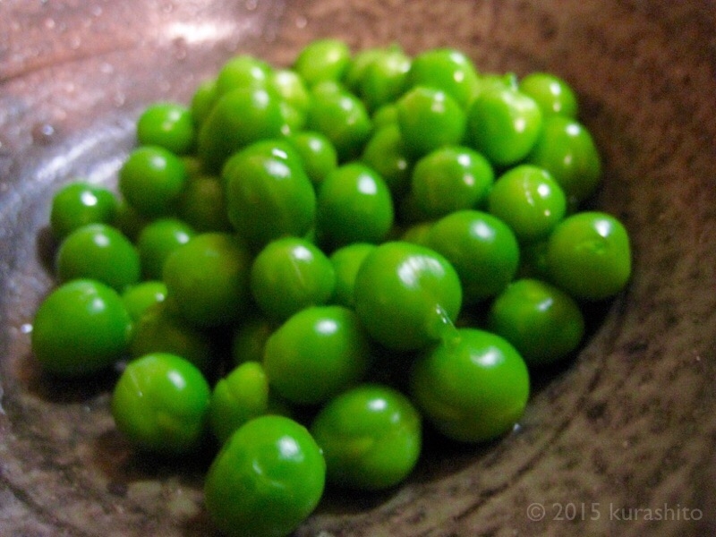 さやつきのエンドウ豆で、つやつやグリーンピースご飯。