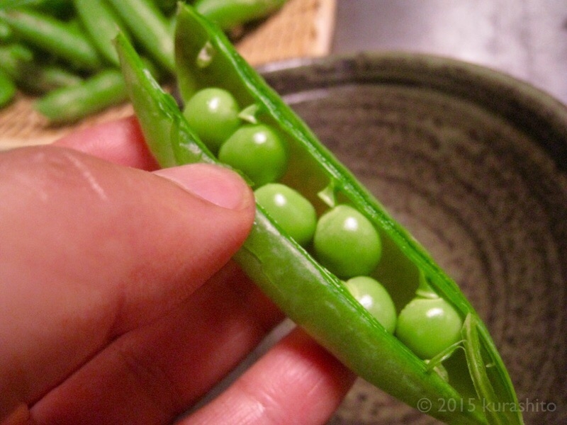 さやつきのエンドウ豆で、つやつやグリーンピースご飯。