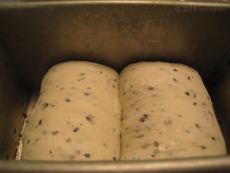 基本の食パン、黒ゴマバージョン。