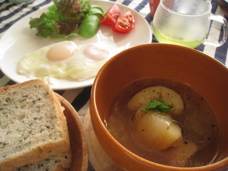 黒ゴマパンと目玉焼き、スープの朝食。
