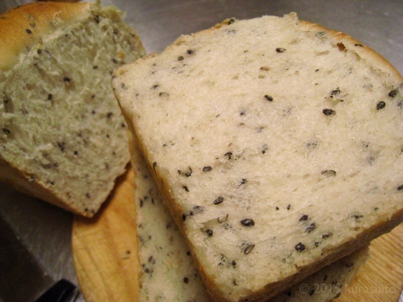 基本の食パン、黒ゴマバージョン。