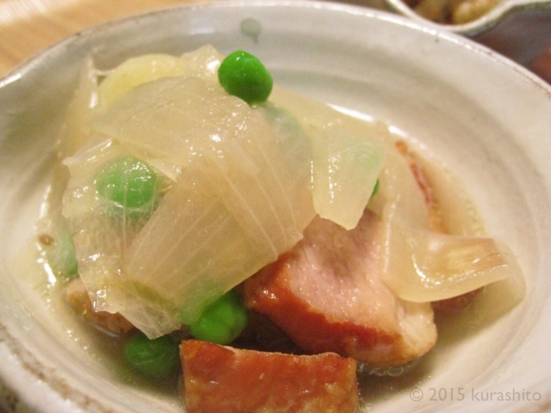 厚切りのベーコンと、新じゃが、新たまねぎ、グリーンピースの煮もの