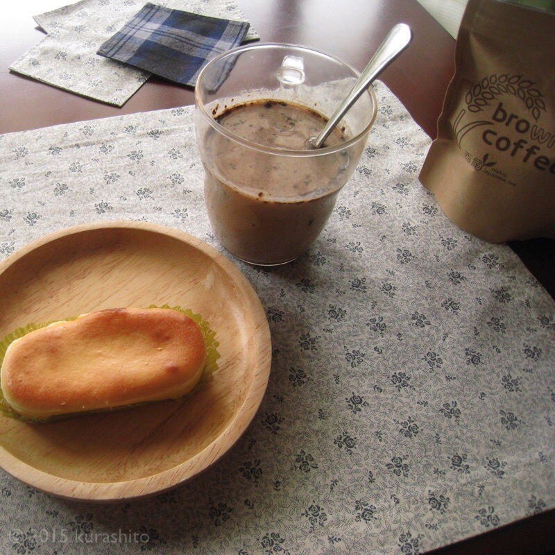 手作りランチョンマットとコースター。玄米珈琲でカフェラテ。