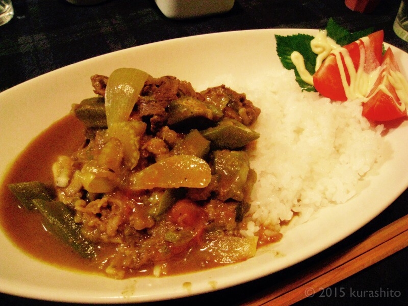 栗原はるみさんのカレーソースで、大きめのオクラと、セロリと牛肉のカレー。