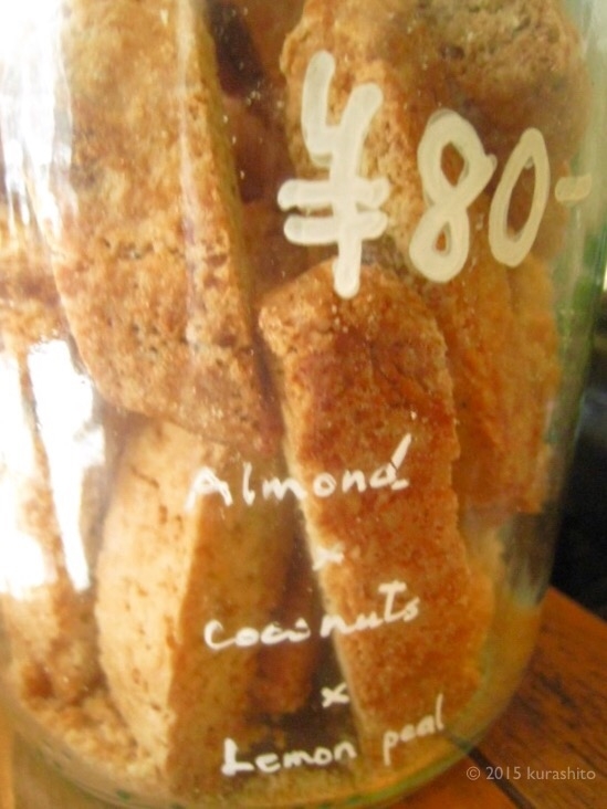 千葉駅、豆NAKANO。アイスラテとビスコッティ。