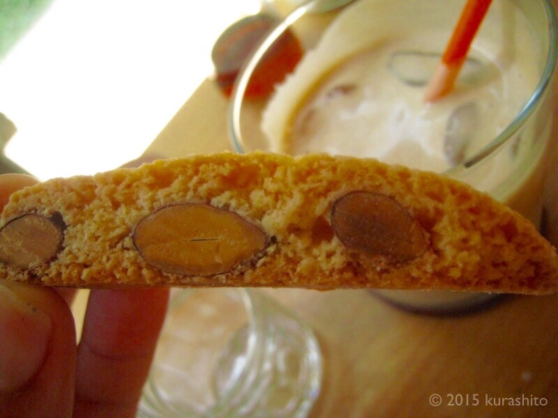 千葉駅、豆NAKANO。アイスラテとビスコッティ。