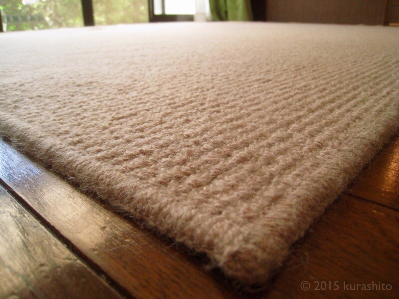 リビングのウール１００％のラグも干しました。