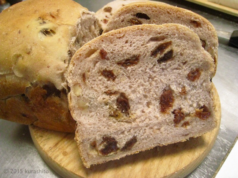 基本の食パン、たっぷりレーズンくるみ入り。