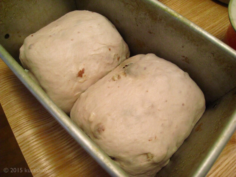 基本の食パン、たっぷりレーズンくるみ入り。