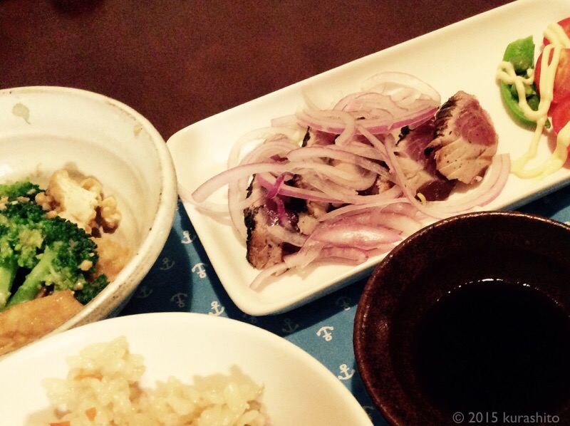 コンロで炙って絶品、自家製カツオのタタキ。