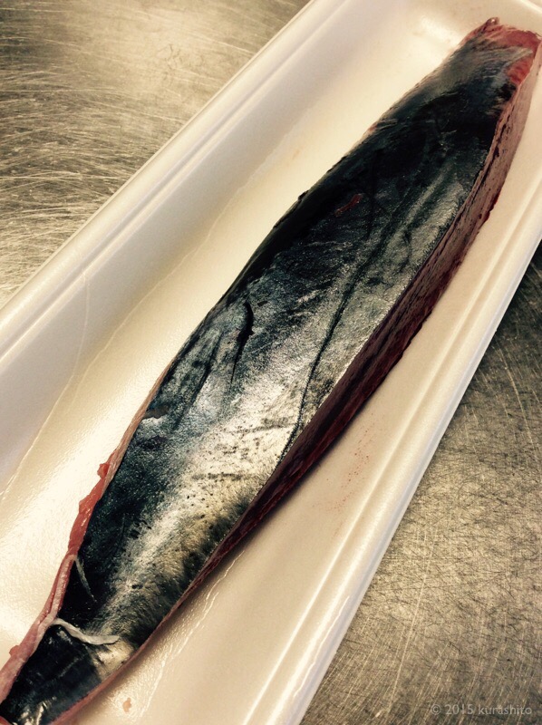 コンロで炙って絶品、自家製カツオのタタキ。