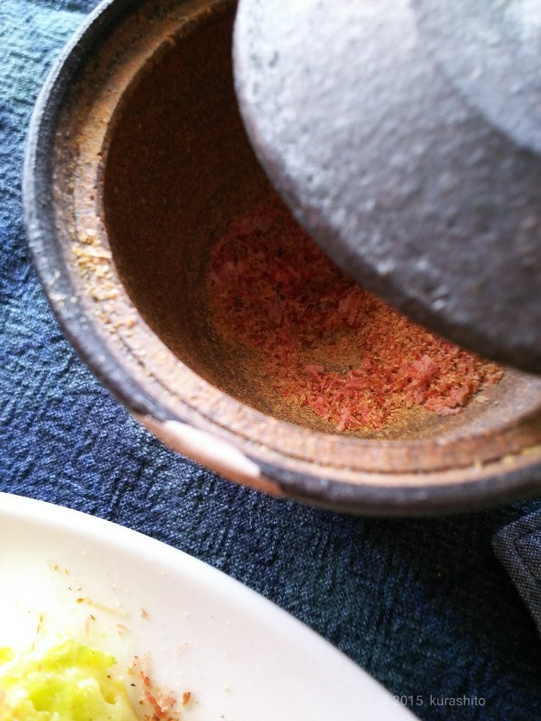 自家製紅ショウガでお好み焼き、呼吸する塩壺に鰹節。