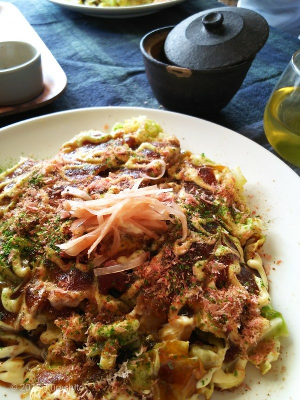 自家製紅ショウガでお好み焼き、呼吸する塩壺に鰹節。