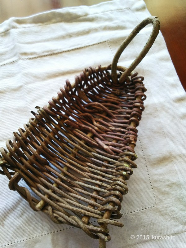ツヅラで編む小さなカゴ