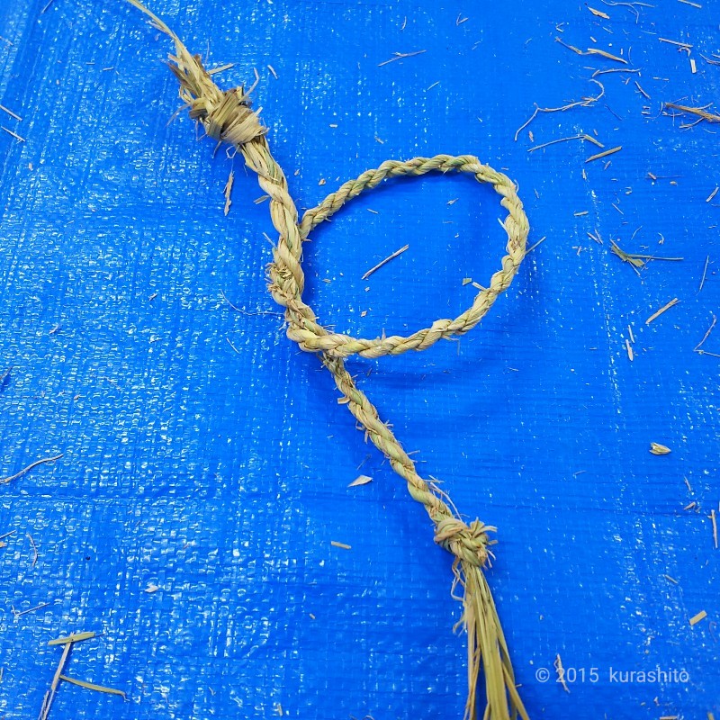 ワラで縄をなう