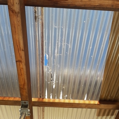 ポリカ波板のDIY交換！ベランダ屋根を修理する方法（カーポート）