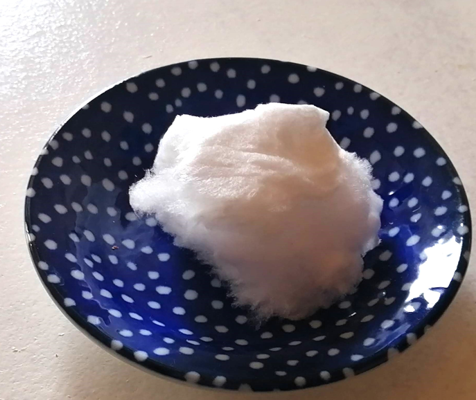 おさんぽわたがしイチゴ味をちぎってお皿に乗せた様子