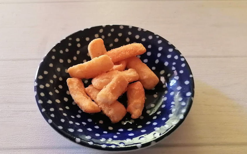 明太子風味スナックをお皿に出したところ