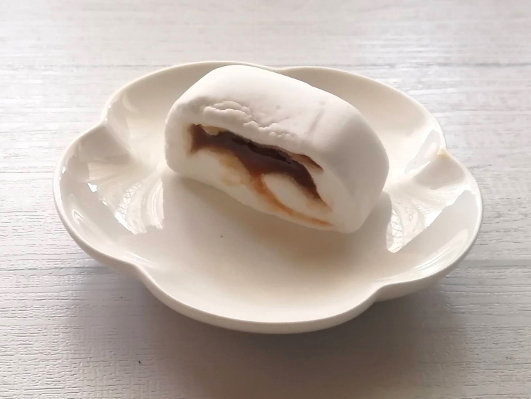 ふわふわケーキ ティラミス味をお皿に出して二つに切ったところ