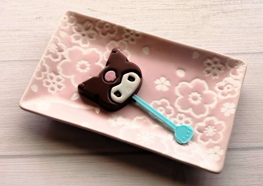 １本サンリオキャラクターズチョコレートをお皿に出したところ