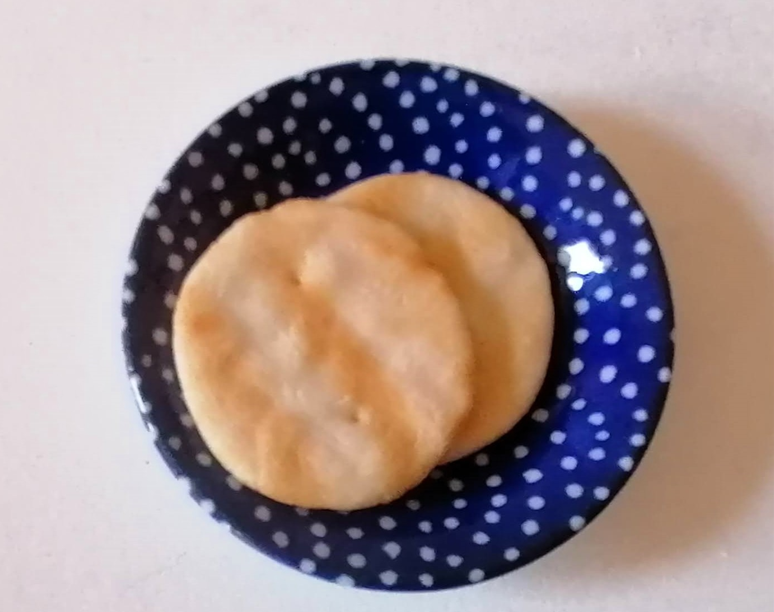 三幸のソフトせん・サラダ味2枚をお皿に出したところ
