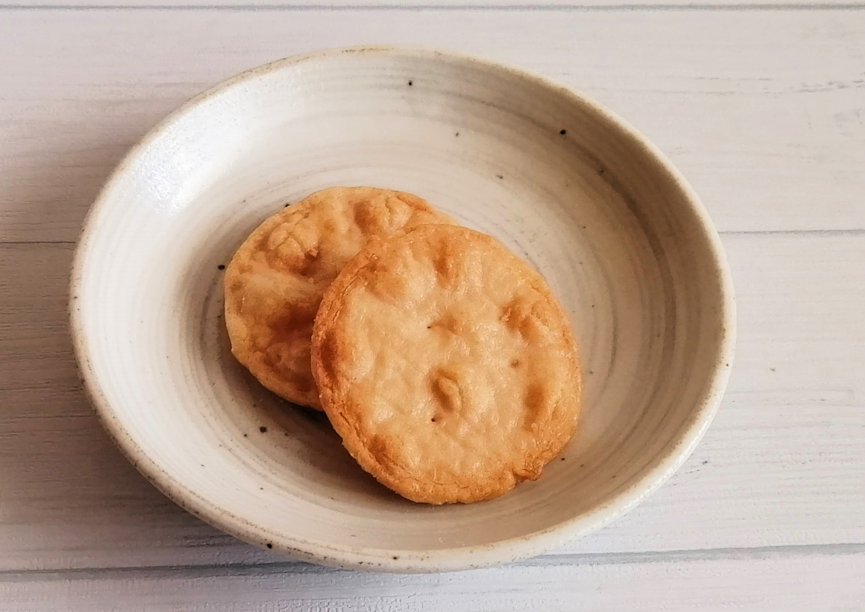 三幸製菓の越後樽焼 旨み塩2枚をお皿に出したところ