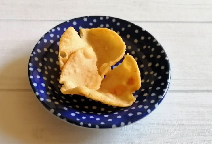 三真のすみれ監修味噌ラーメン味ポテトチップスをお皿に出したところ
