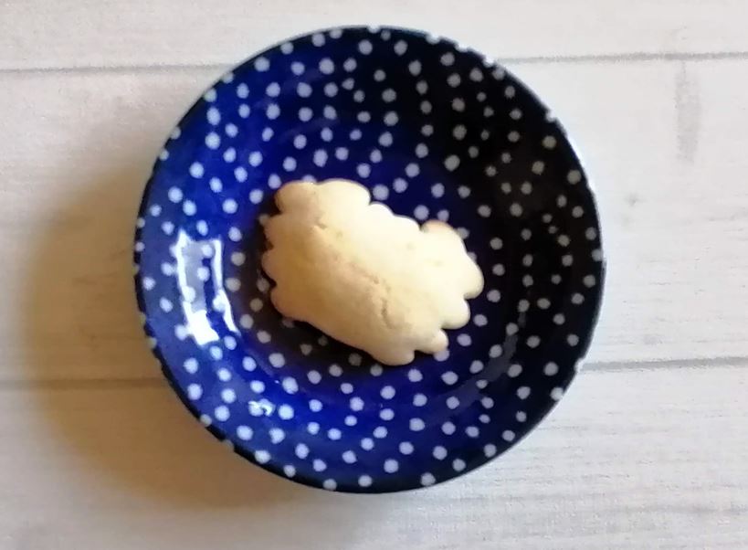 三立製菓のかにスコーンをお皿に出したところ