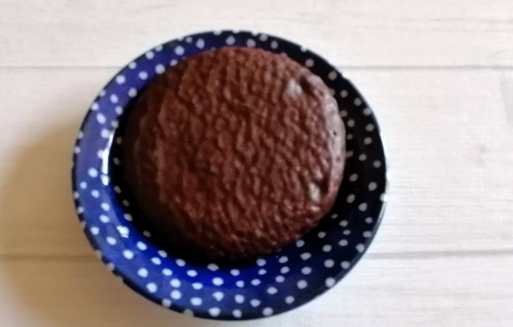 ヤマザキビスケットのチョコケーキ をお皿に出したところ