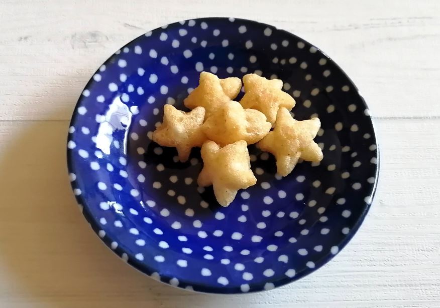 越後製菓の新潟の星えび味をお皿に出したところ