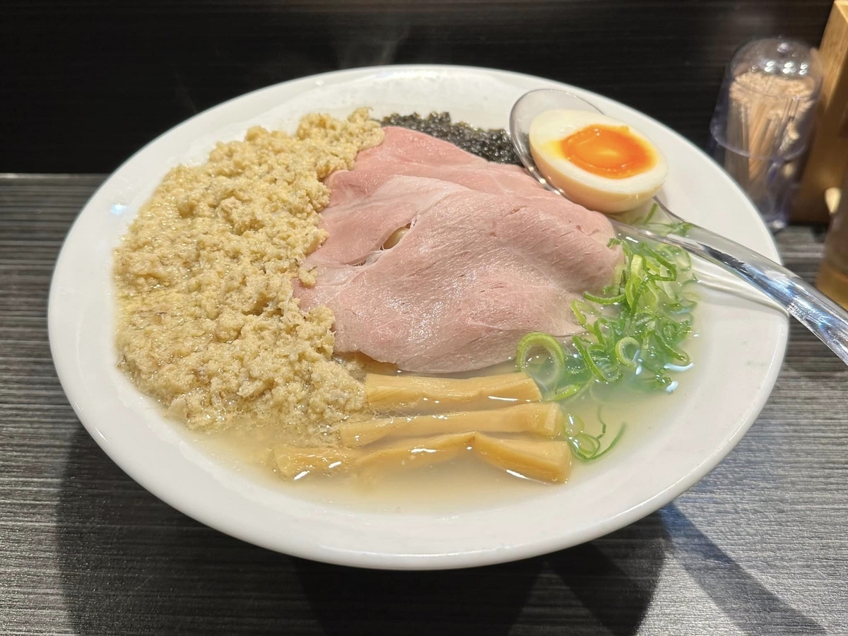 中華蕎麦 無冠 ＜五反田＞ 磯の香りもそそる帆立出汁ラーメン - 栗ッピング