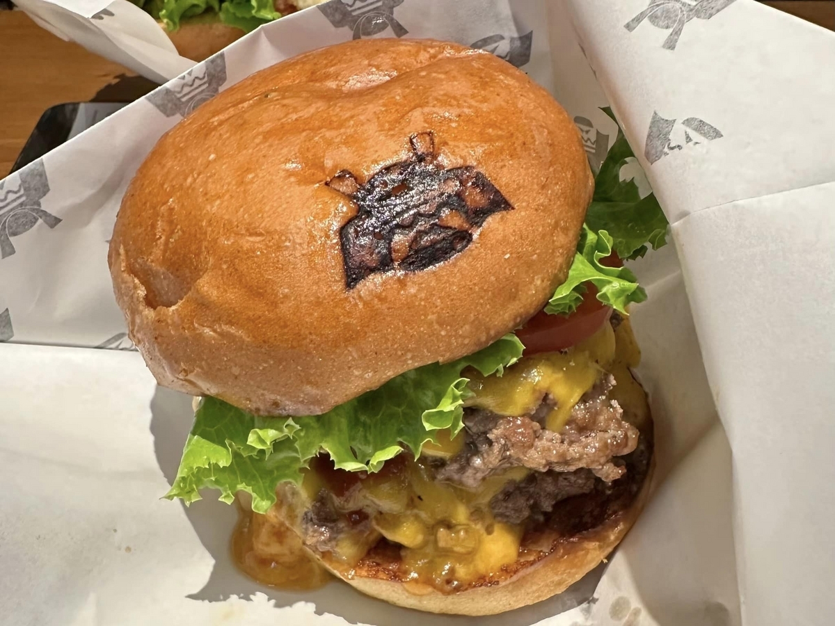 SHOGUN BURGER 麻布台ヒルズ店 黒毛和牛を粗挽きしたパティに蕩けた 