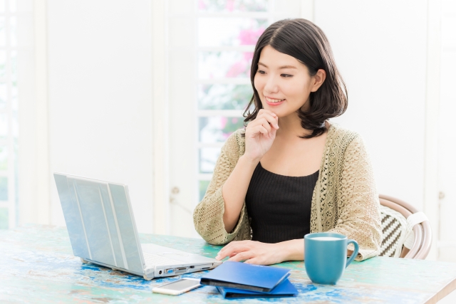 自宅でオンライン講座を受けながら勉強熱心な女性