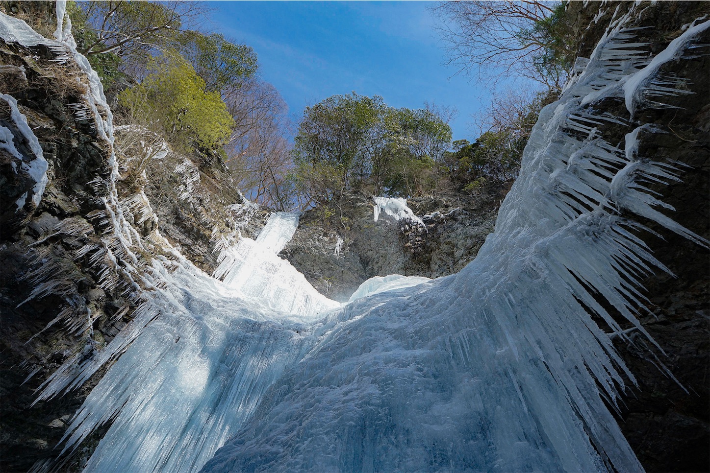 雪山の風景写真 山形 銀山温泉☃️ 雪降る温泉街のかっこよさたるや😭 写真では