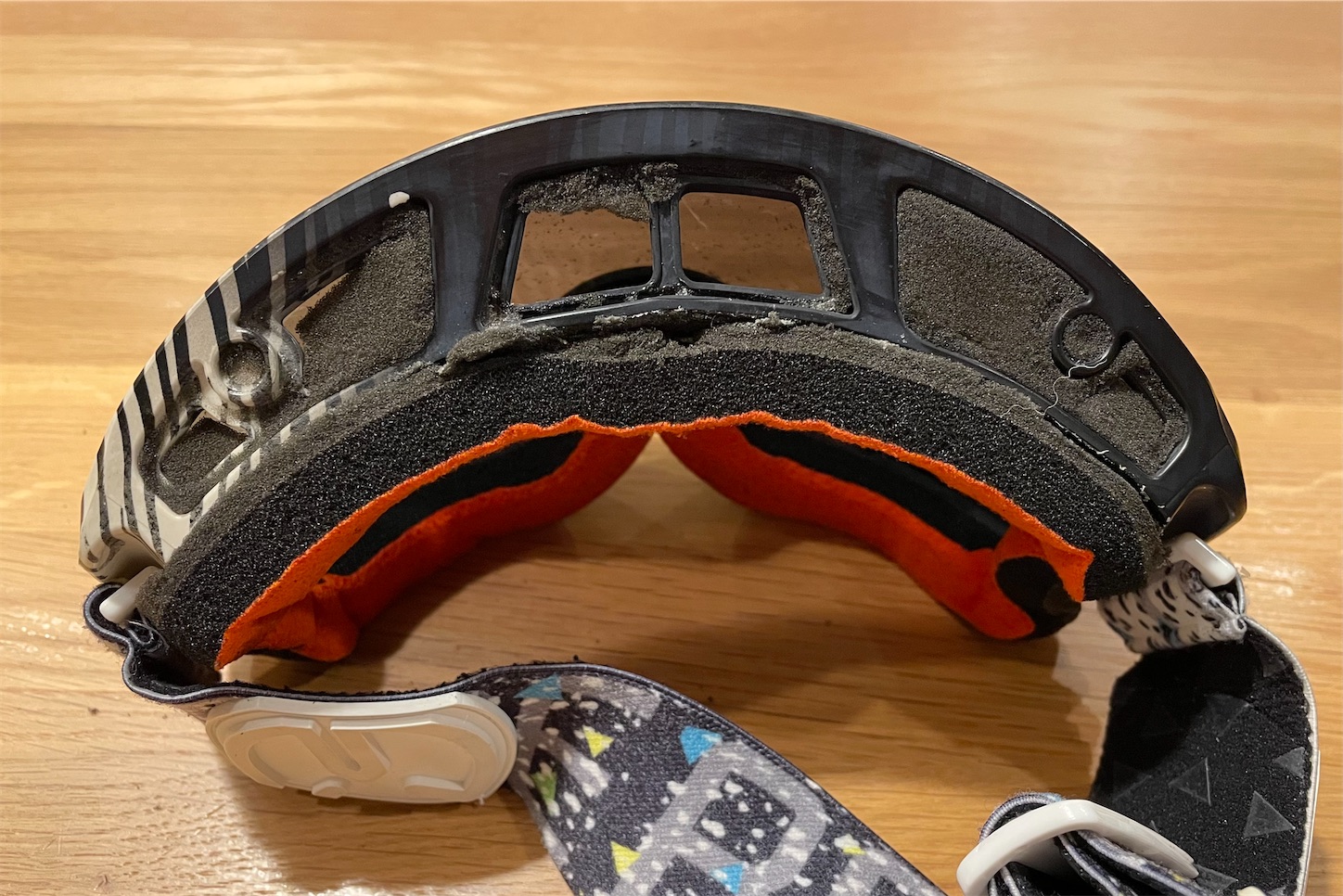 簡単修理】スノボー・雪山登山用ゴーグル｜スポンジ剥れの修理方法