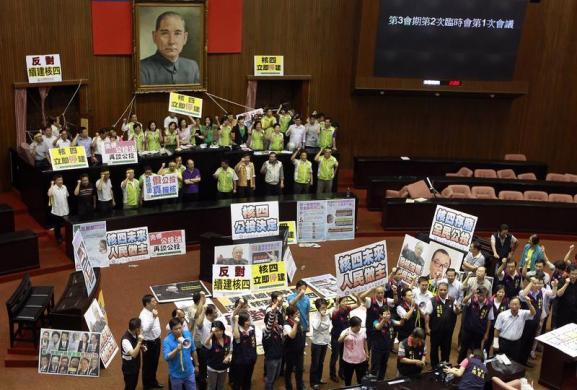 Taiwan politicans brawl