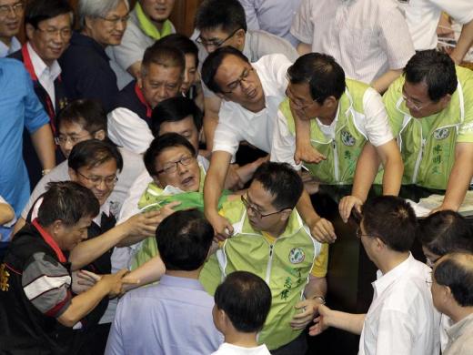 222Taiwan politicans brawl