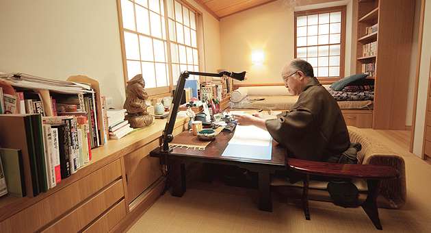 軽井沢の浅田邸書斎の浅田次郎さん