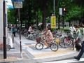 なぜ、自転車を二重に駐車する・・・(￣▽￣；）