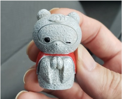 タヌキのキャラのフィギュア