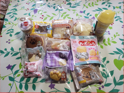 ファミマコラボのお菓子の画像