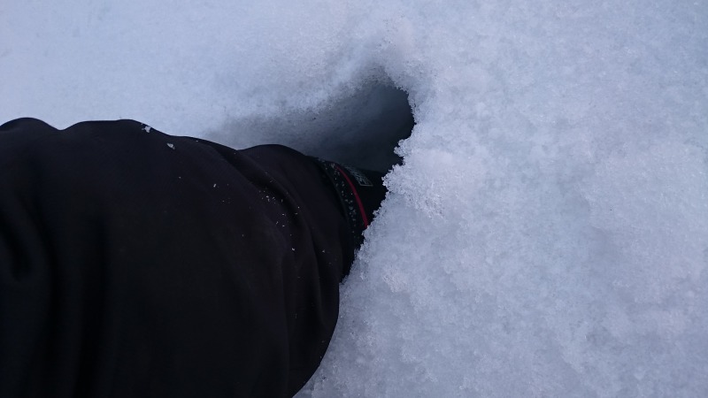 もぐり橋と夕陽のコラボ撮影のため深い雪原を行く