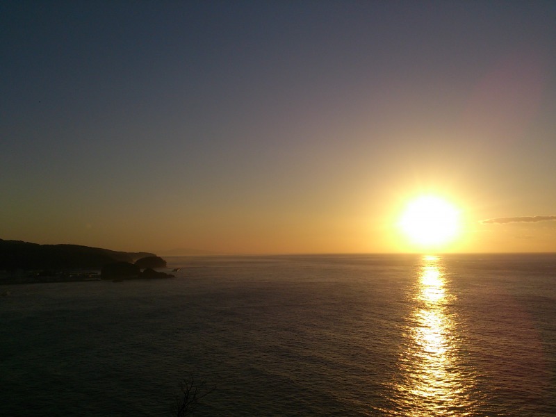 プユニ岬から見る海に沈む夕陽